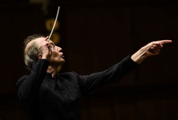 Can an orchestra work without a conductor?
