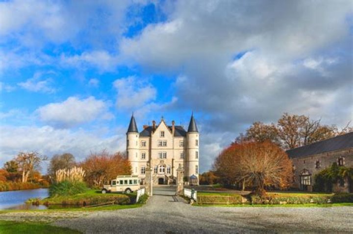 Do the strawbridges still own the chateau?