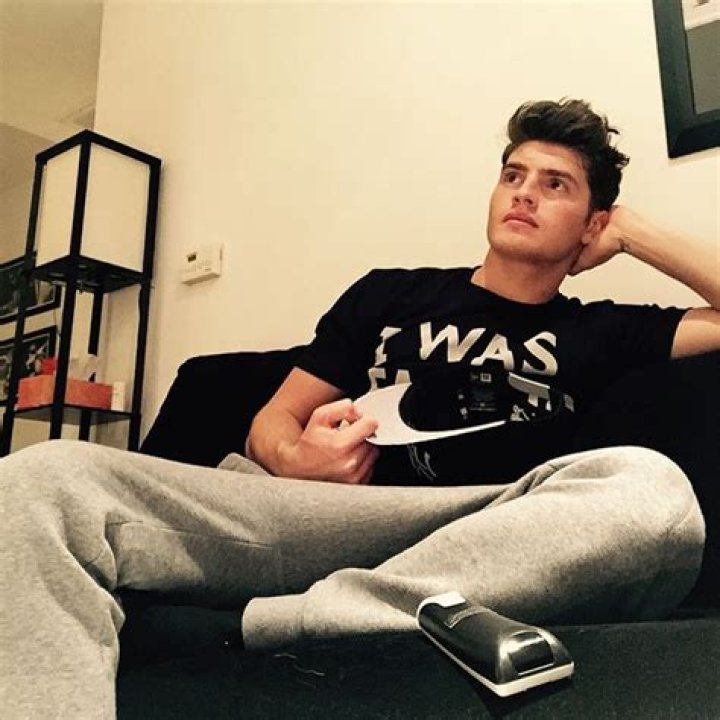 Does Gregg Sulkin have Instagram?