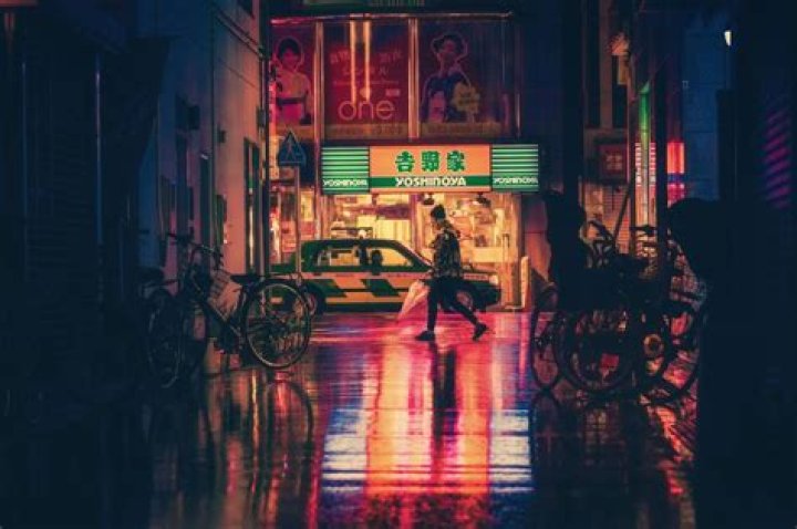 How is neon used in advertising?