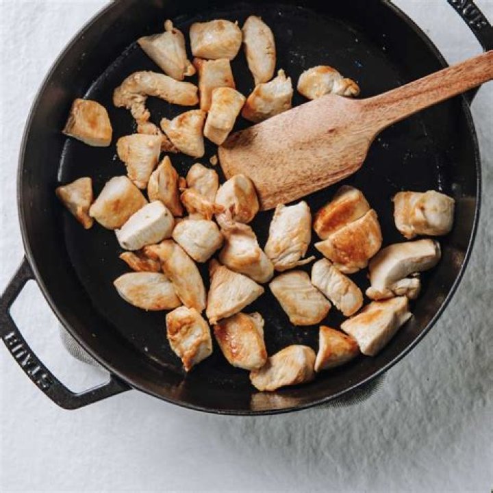 How long does it take to cook chicken pieces in a frying pan?