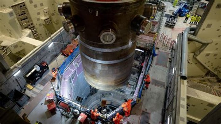 How many construction workers does Hinkley Point have?