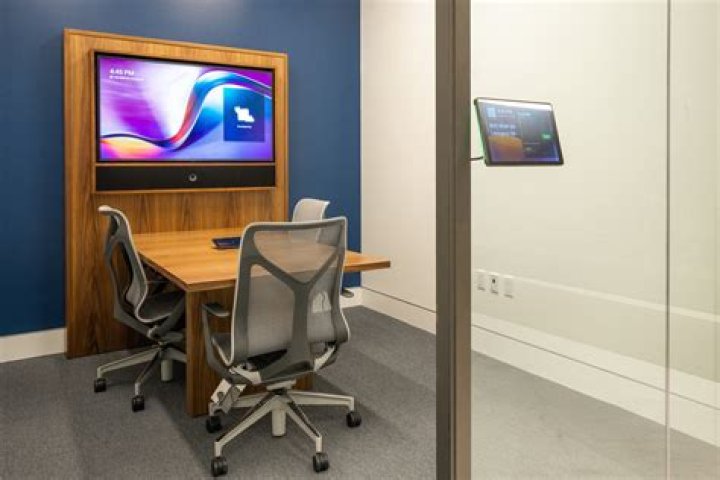 How many huddle rooms are there?