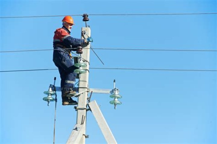 How much does a journeyman lineman make in Canada?