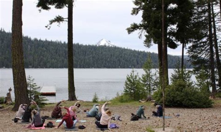 How much does it cost to camp at Lake of the Woods Oregon?