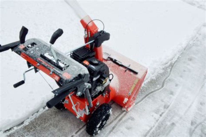 How much oil does an Ariens snowblower take?