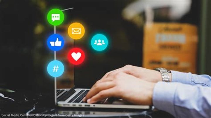 How social media affect public relations?