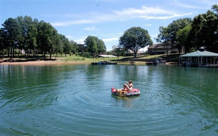 Is Lake Hartwell at full pool?