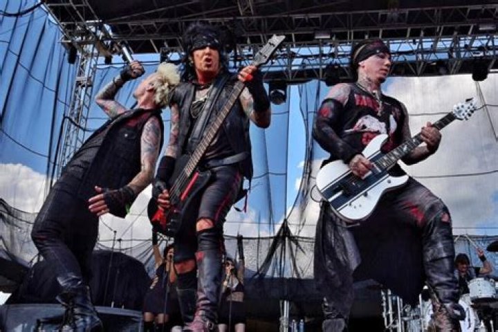 Is Sixx am still touring?