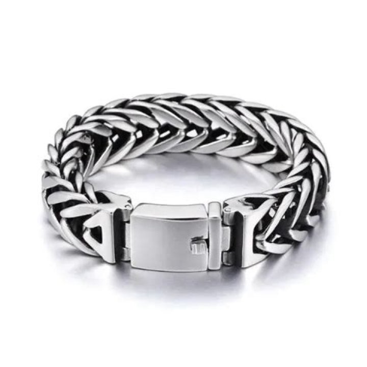 Is stainless steel good for sensitive skin?