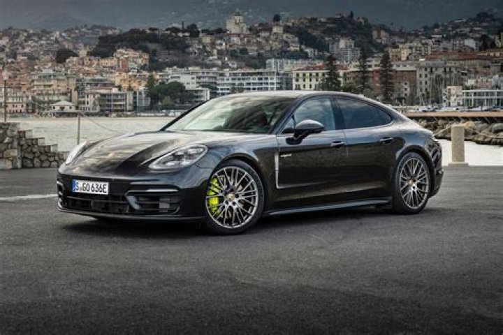 Is the Porsche Panamera hybrid a plug in?