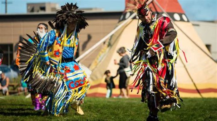 What are some traditions of the Mi KMAQ?
