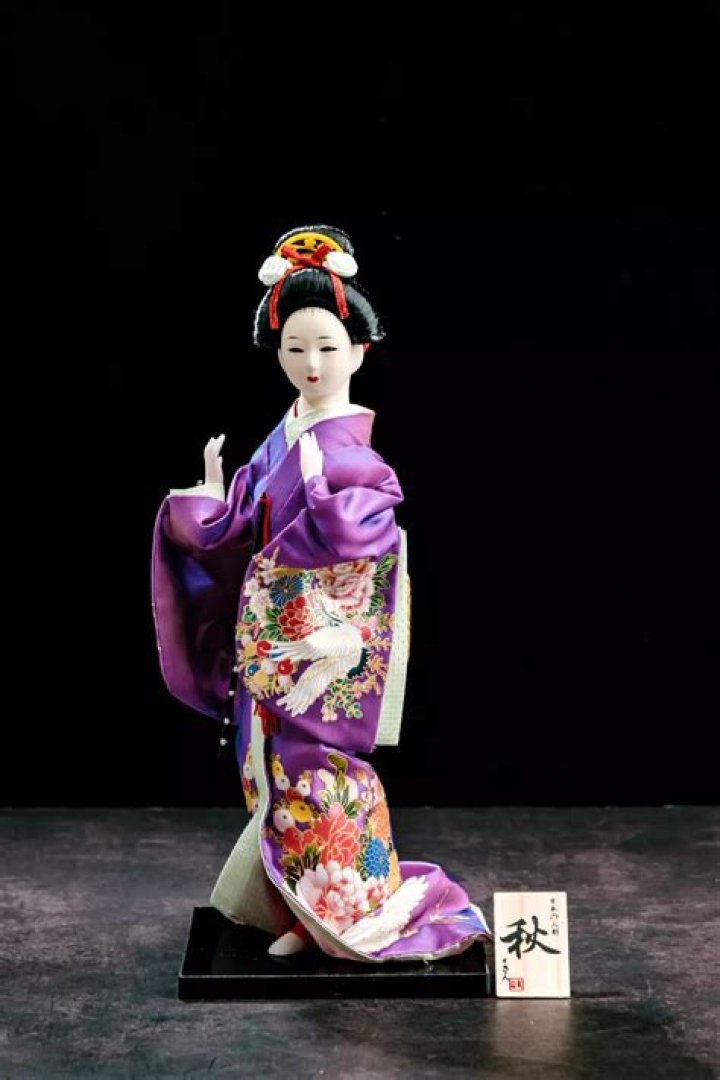 What do geisha dolls represent?