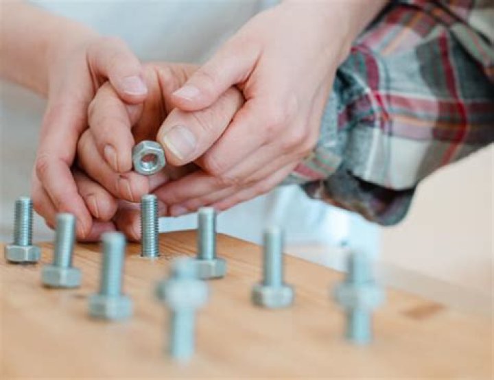 What does a hand therapist do?