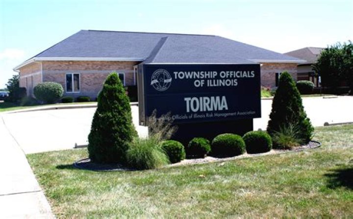 What does an Illinois township supervisor do?