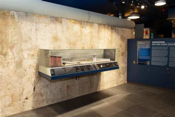 What does the DDR museum show?