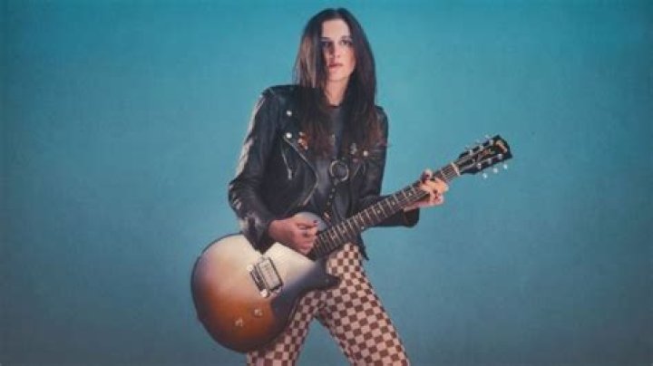 What guitar does Laura Cox play?