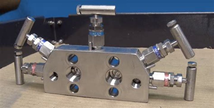 What is manifold in pressure transmitter?