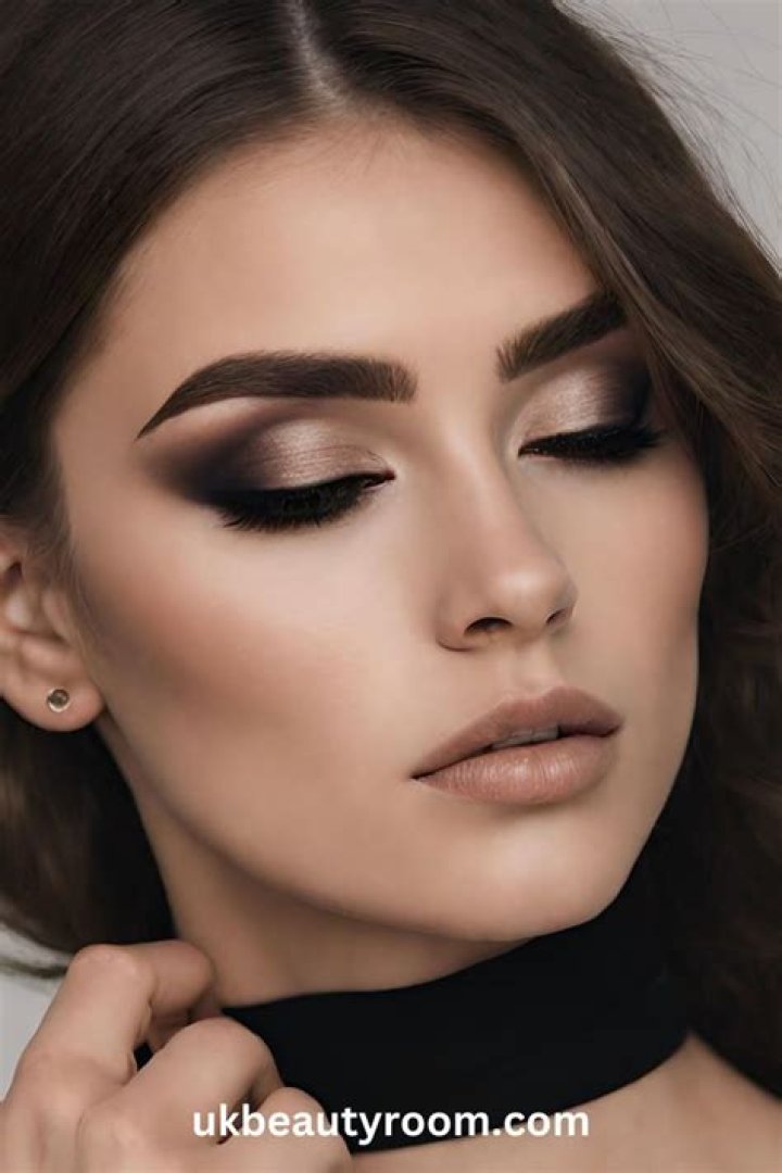 What is the best makeup for black dress?