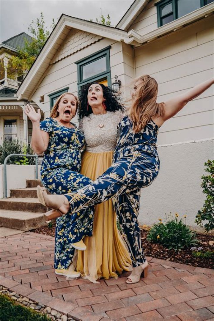 What should a woman wear to a photoshoot?