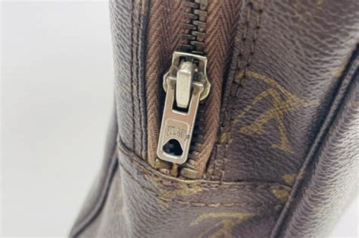 What side is Louis Vuitton zipper on?