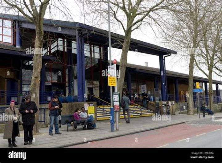 Which is the main railway station in Oxford?